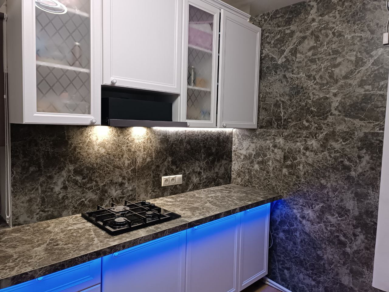 Неоклассика с современными акцентами / Каменная текстура / Эффектная подсветка