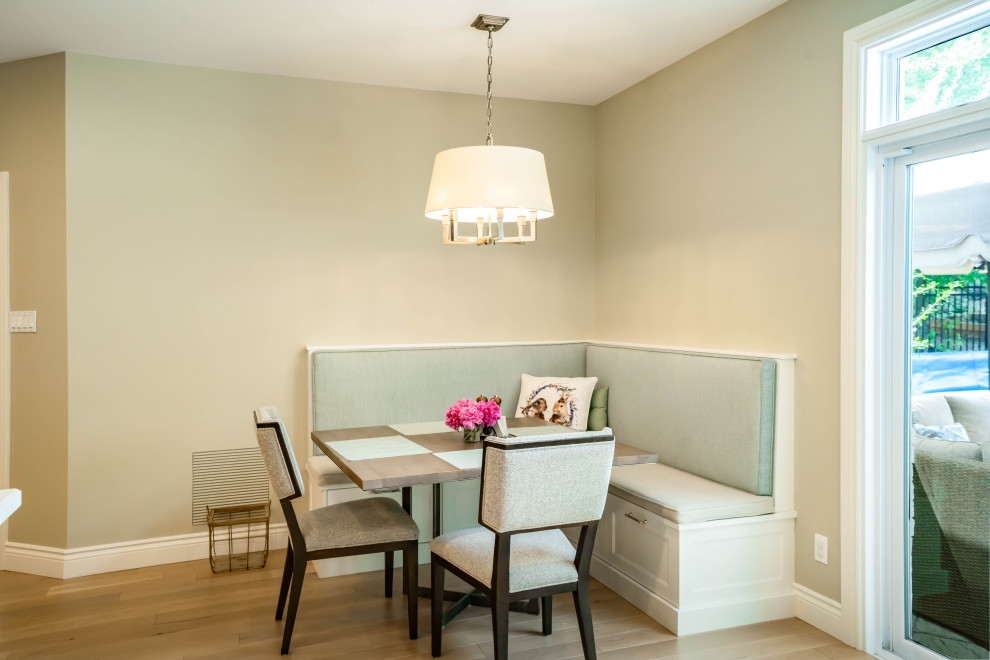 Cette photo montre une petite salle à manger moderne avec une banquette d'angle, un mur beige, un sol en bois brun et un sol marron.