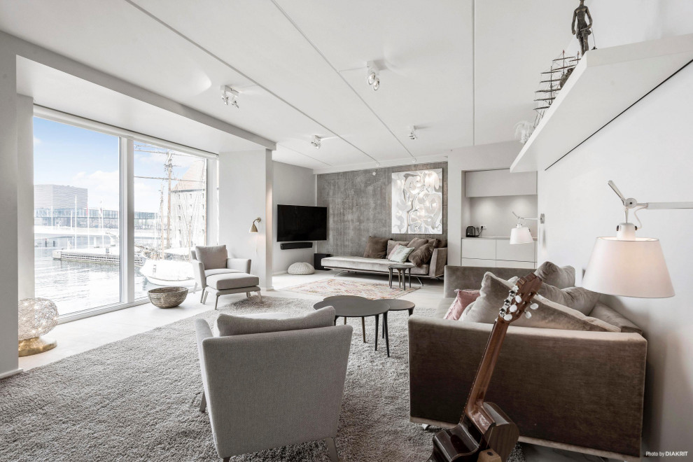 Foto på ett mellanstort skandinaviskt allrum med öppen planlösning, med ett finrum, grå väggar, mellanmörkt trägolv, en väggmonterad TV och vitt golv