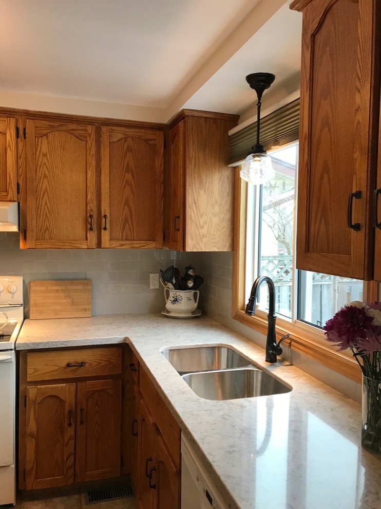 Inspiration for a transitional kitchen remodel in Toronto