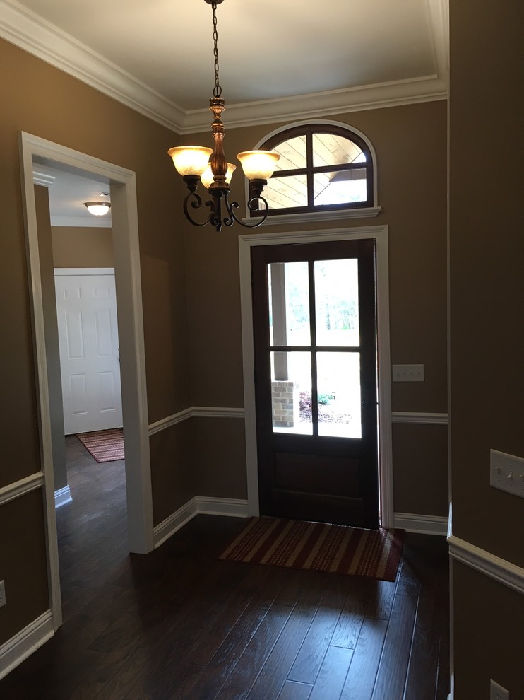 Example of a transitional entryway design in Jackson