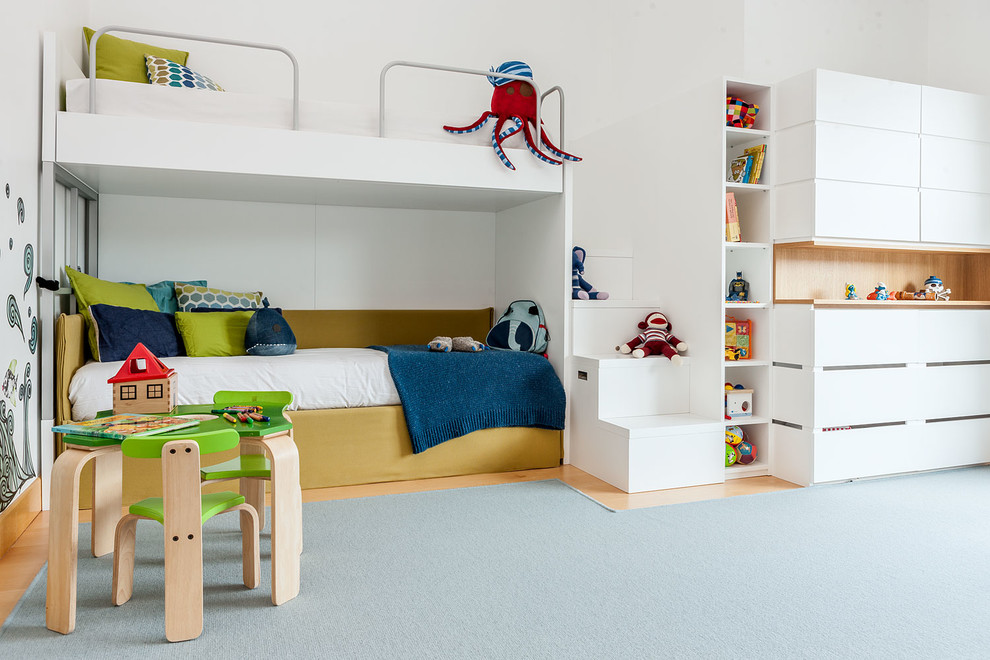 Mid-sized contemporary gender-neutral kids' room in Bilbao with white walls and light hardwood floors.