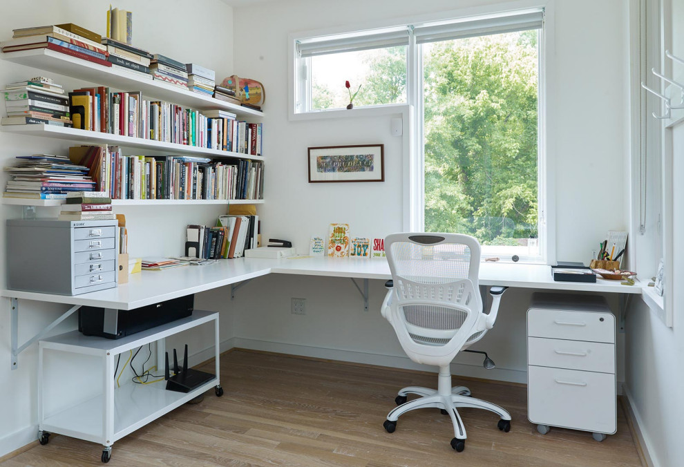 Modernes Arbeitszimmer mit weißer Wandfarbe in Sonstige