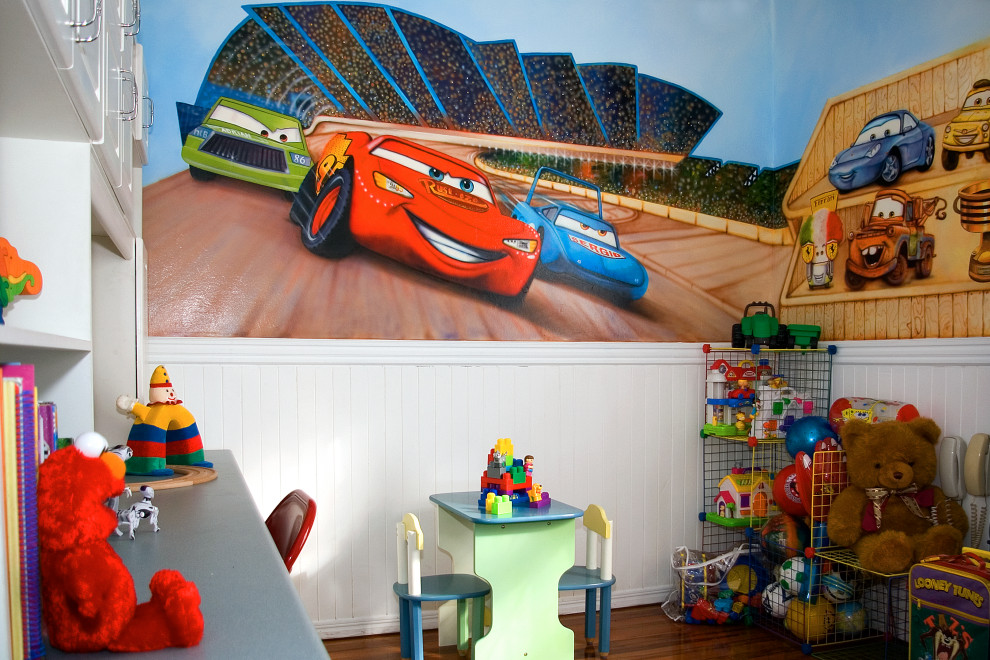 Idée de décoration pour une chambre d'enfant de 4 à 10 ans minimaliste de taille moyenne avec un mur multicolore, parquet clair, un sol marron et du lambris de bois.