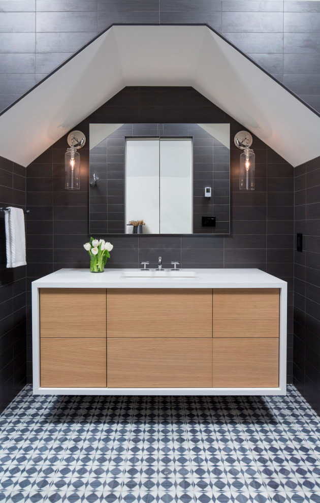 Идея дизайна: ванная комната среднего размера в стиле модернизм с плоскими фасадами, светлыми деревянными фасадами, черной плиткой, черными стенами, душевой кабиной, врезной раковиной, столешницей из гранита, белой столешницей, тумбой под одну раковину и подвесной тумбой