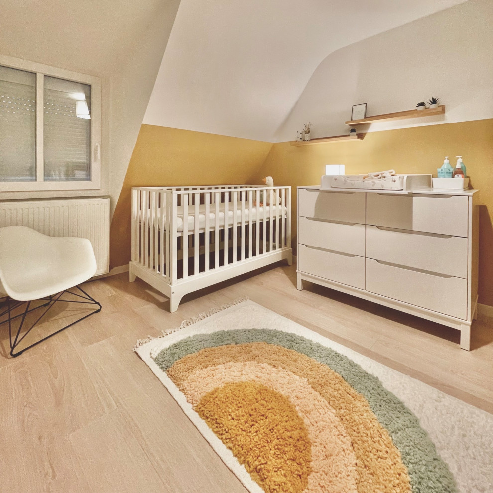 Idées déco pour une petite chambre de bébé neutre moderne avec un mur blanc, sol en stratifié et un sol beige.