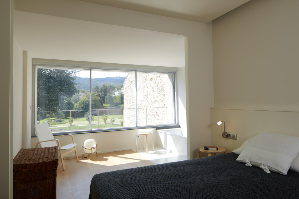 Свежая идея для дизайна: хозяйская спальня среднего размера в скандинавском стиле с паркетным полом среднего тона без камина - отличное фото интерьера