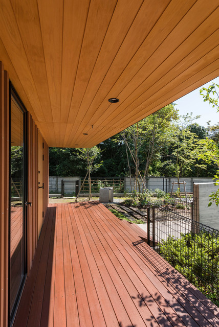高崎の住宅 moderno-terraza-y-balcon