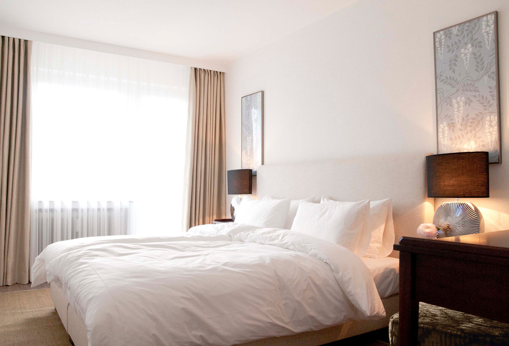 Kleines Eklektisches Hauptschlafzimmer mit weißer Wandfarbe, Teppichboden und beigem Boden in Sonstige