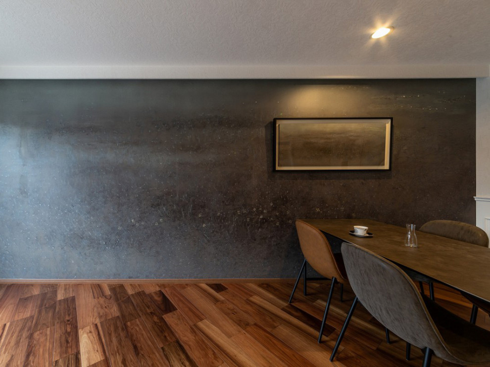 Exempel på en eklektisk matplats med öppen planlösning, med vita väggar, mörkt trägolv och brunt golv