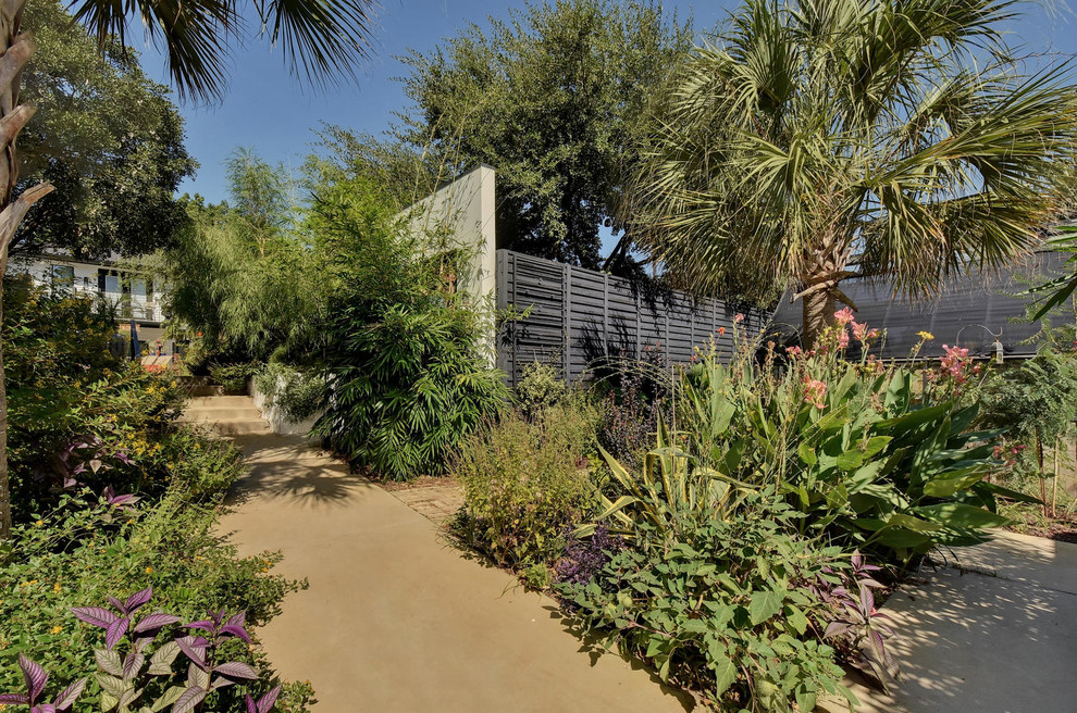 Inspiration for a transitional landscaping in Austin.