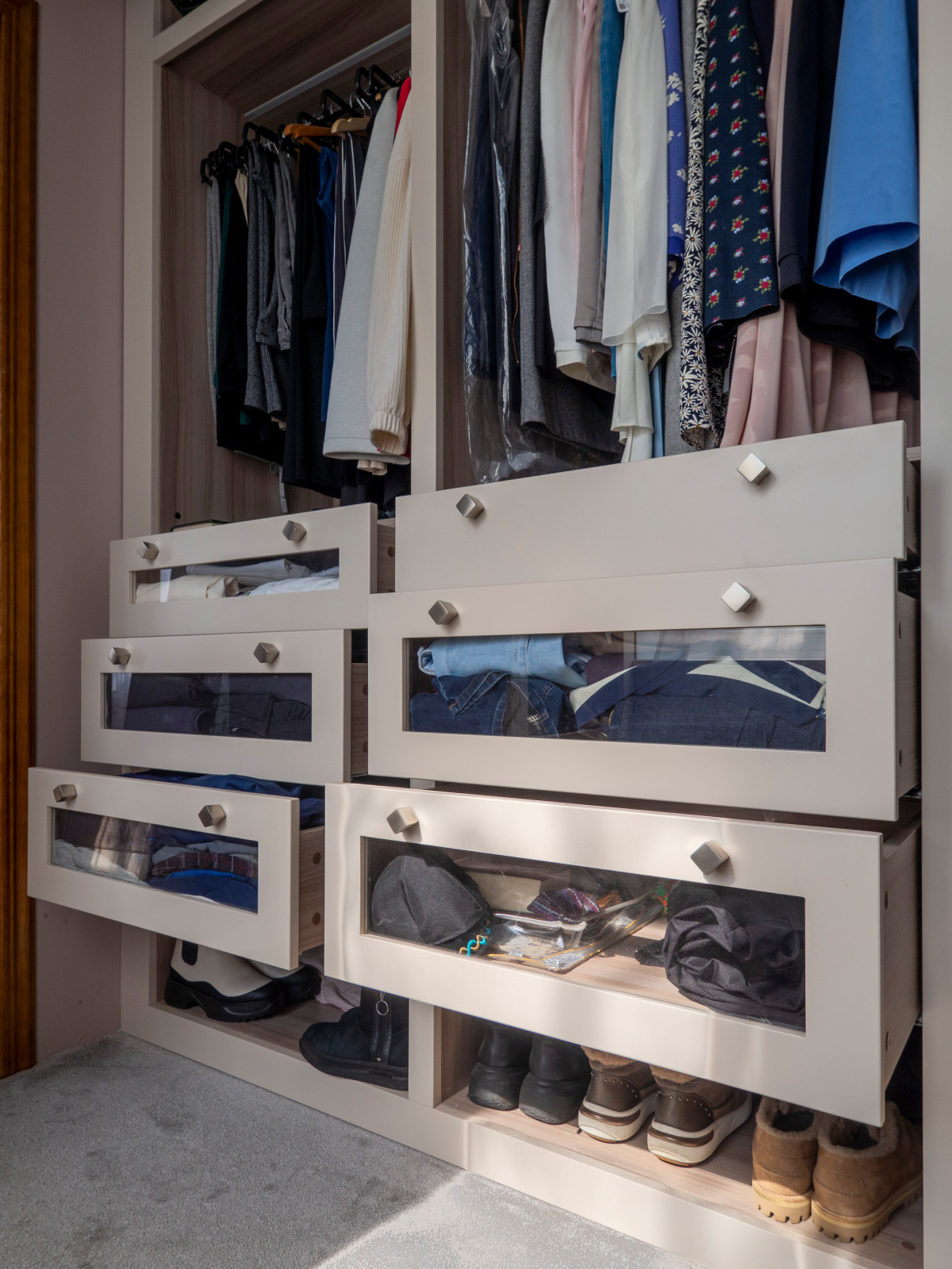 Функциональная гардеробная в современном стиле