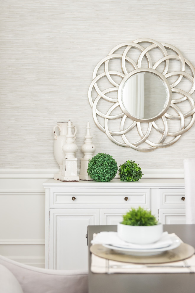 Example of a transitional home design design in Toronto