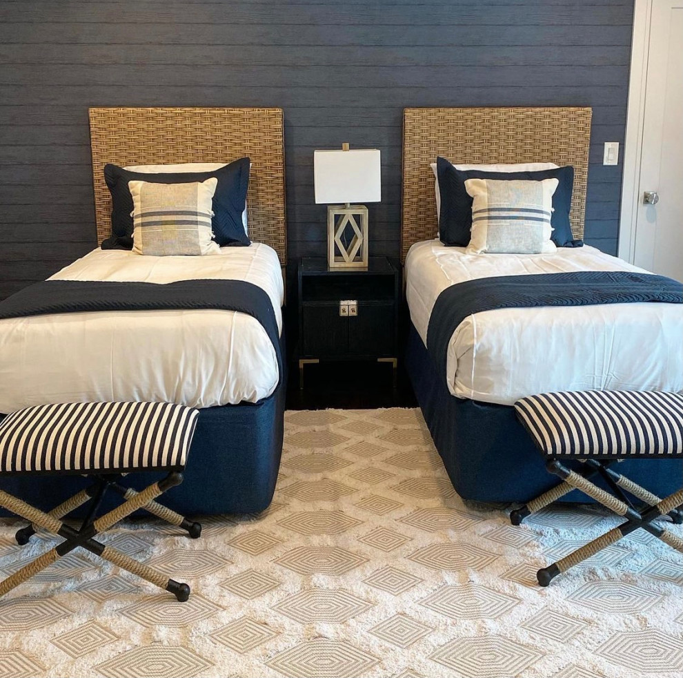 Свежая идея для дизайна: гостевая спальня среднего размера, (комната для гостей) в морском стиле с белыми стенами, темным паркетным полом и стенами из вагонки - отличное фото интерьера