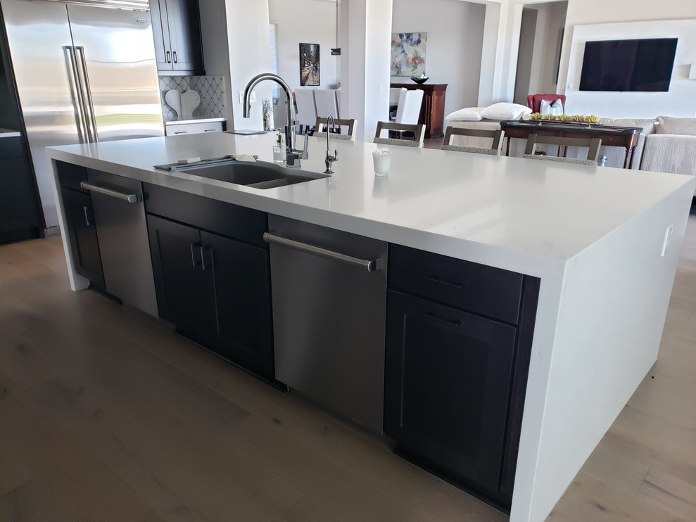 Example of a huge transitional porcelain tile eat-in kitchen design in Phoenix with an undermount sink, shaker cabinets, dark wood cabinets, quartz countertops, multicolored backsplash, colored appliances, no island and white countertops