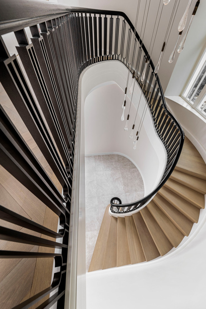 Gewendelte Klassische Holztreppe mit Holz-Setzstufen und Stahlgeländer in Berlin