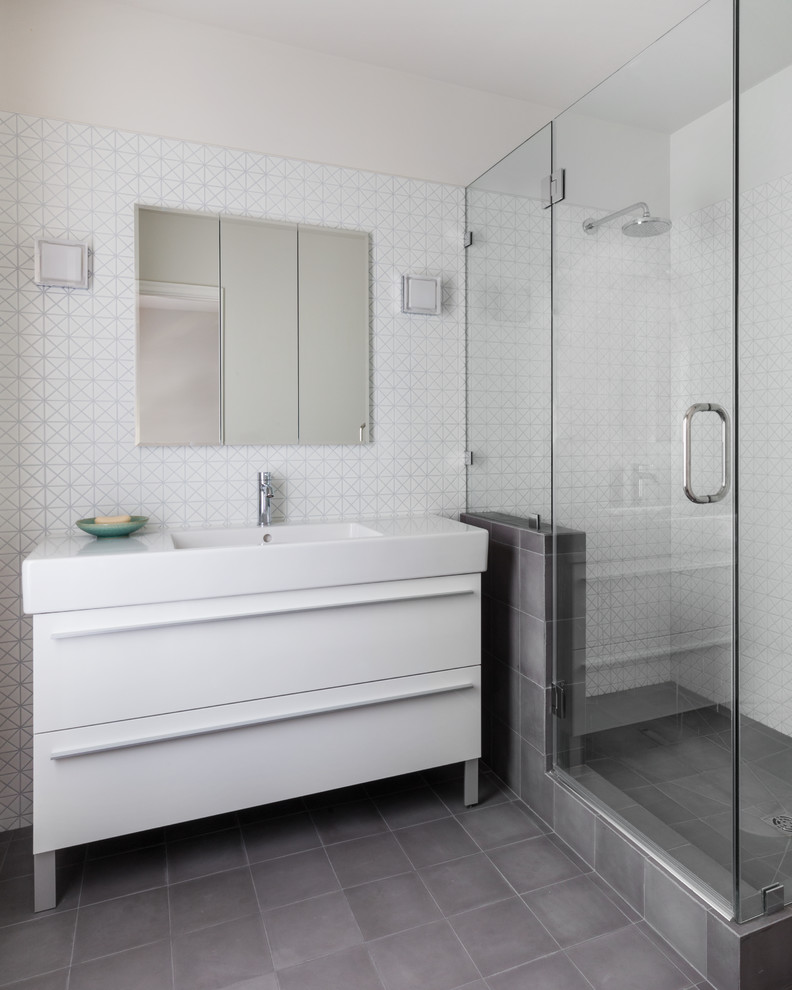 На фото: ванная комната среднего размера в стиле модернизм с
