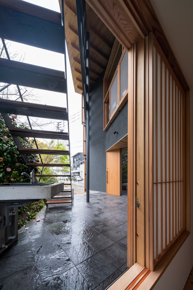 他の地域にあるアジアンスタイルのおしゃれな縁側・ポーチ (アウトドアキッチン、タイル敷き、張り出し屋根) の写真