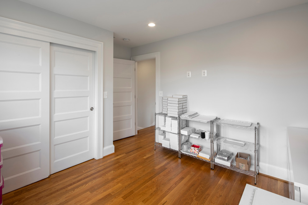 Aménagement d'une chambre d'amis classique de taille moyenne avec un mur blanc et un sol en bois brun.