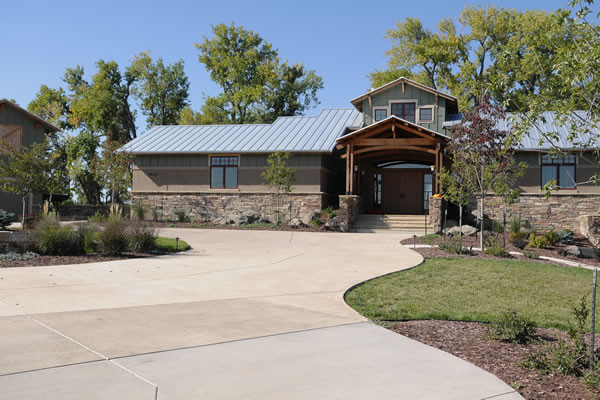 Example of a classic entryway design in Denver