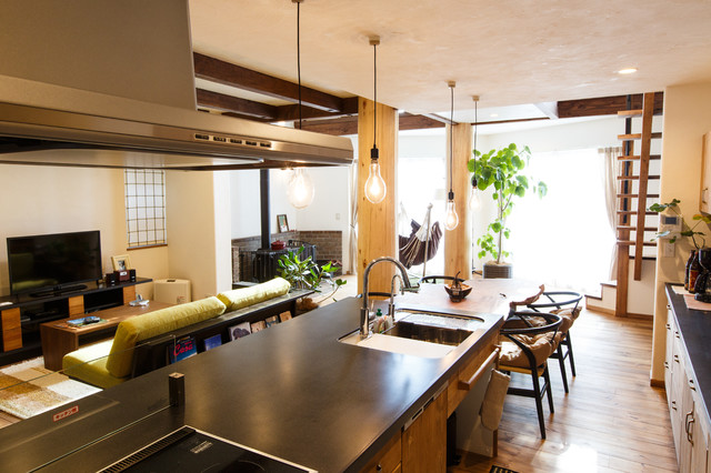 大屋根と三角窓が特徴の木の温もりを感じる家 eclectique-salon