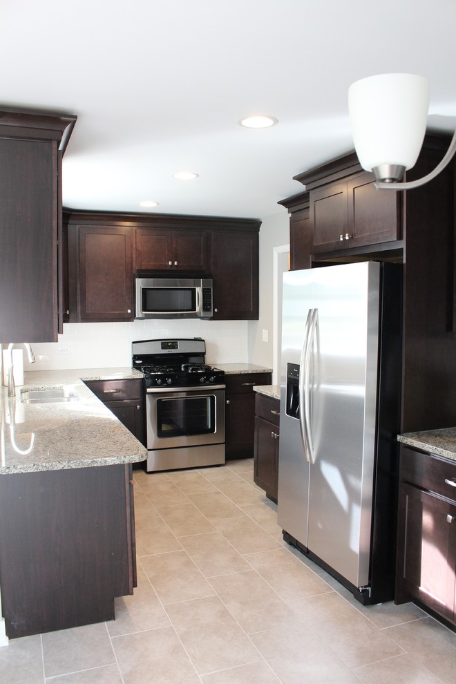 Example of a transitional kitchen design in Chicago