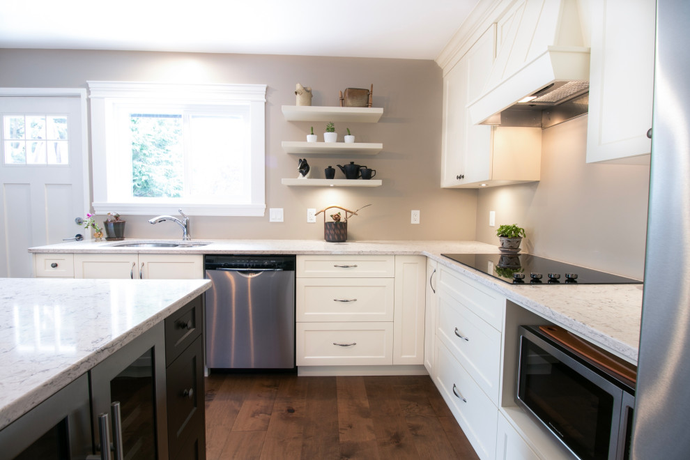 Kitchen - transitional kitchen idea