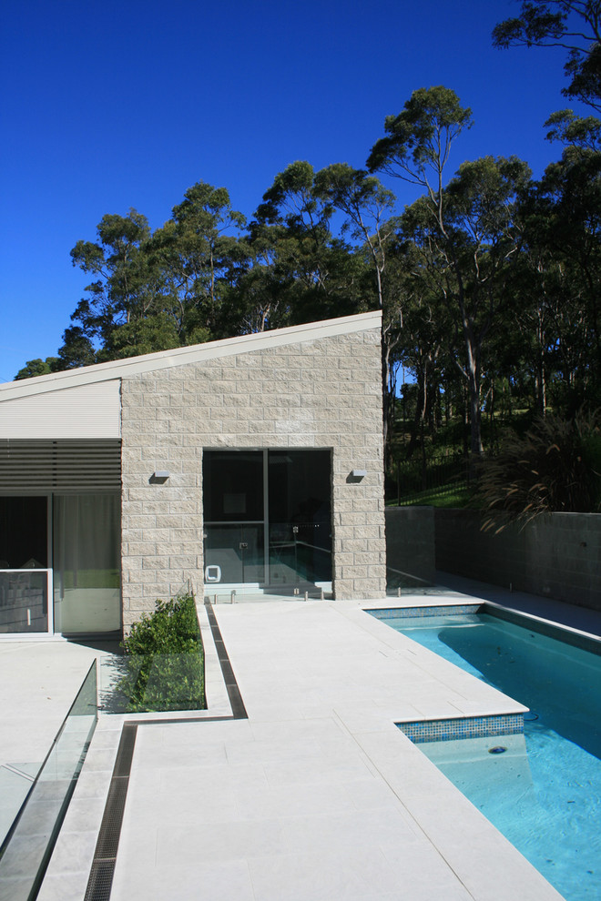 Design ideas for a contemporary split-level grey exterior in Newcastle - Maitland with stone veneer.