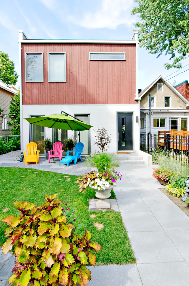 Photo of a mid-sized contemporary backyard garden in Ottawa.