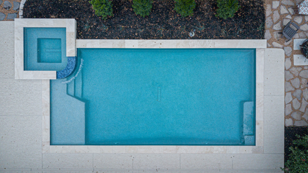 Idee per una piscina country rettangolare di medie dimensioni e dietro casa con una vasca idromassaggio e pedane