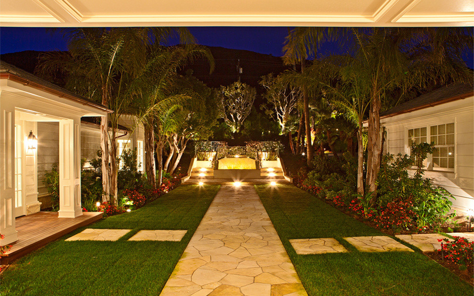 Mid-sized traditional front yard full sun garden in Los Angeles with natural stone pavers for summer.