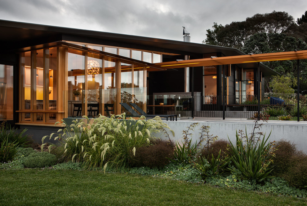 Inspiration for a mid-sized contemporary one-storey black exterior in Auckland with a gable roof.