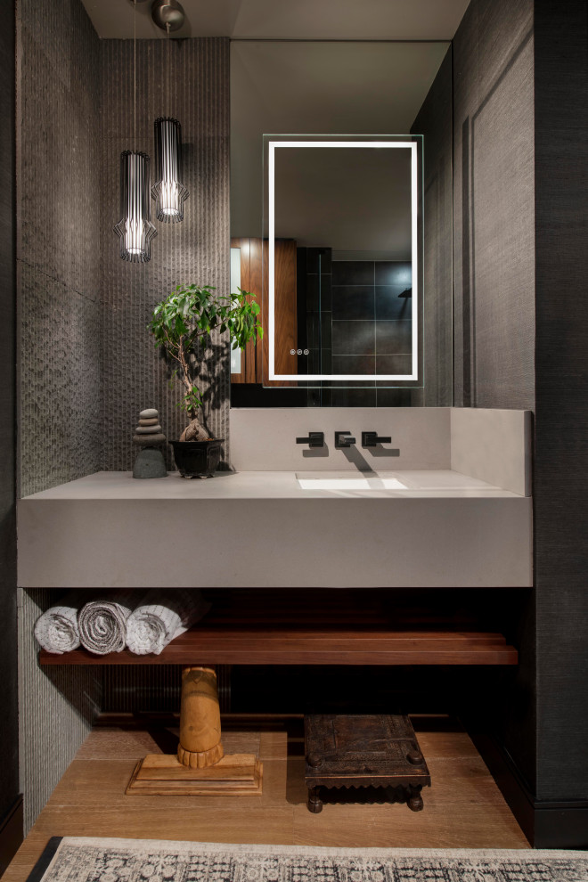 Foto de cuarto de baño único y flotante contemporáneo con baldosas y/o azulejos grises, paredes grises, suelo de madera en tonos medios, lavabo bajoencimera, suelo marrón, encimeras grises y papel pintado