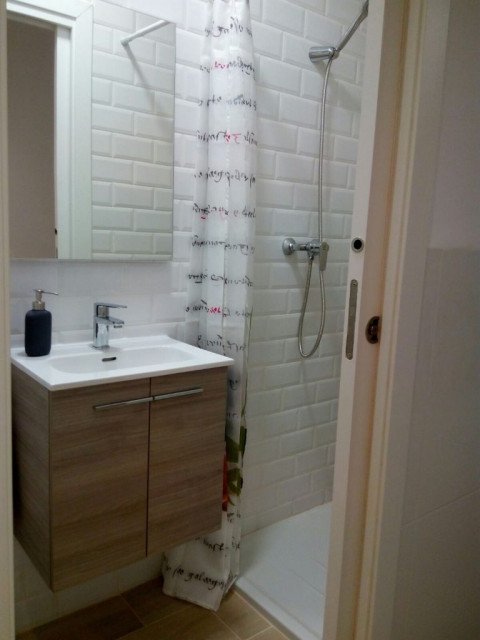 casa cornella moderno-bagno-di-servizio