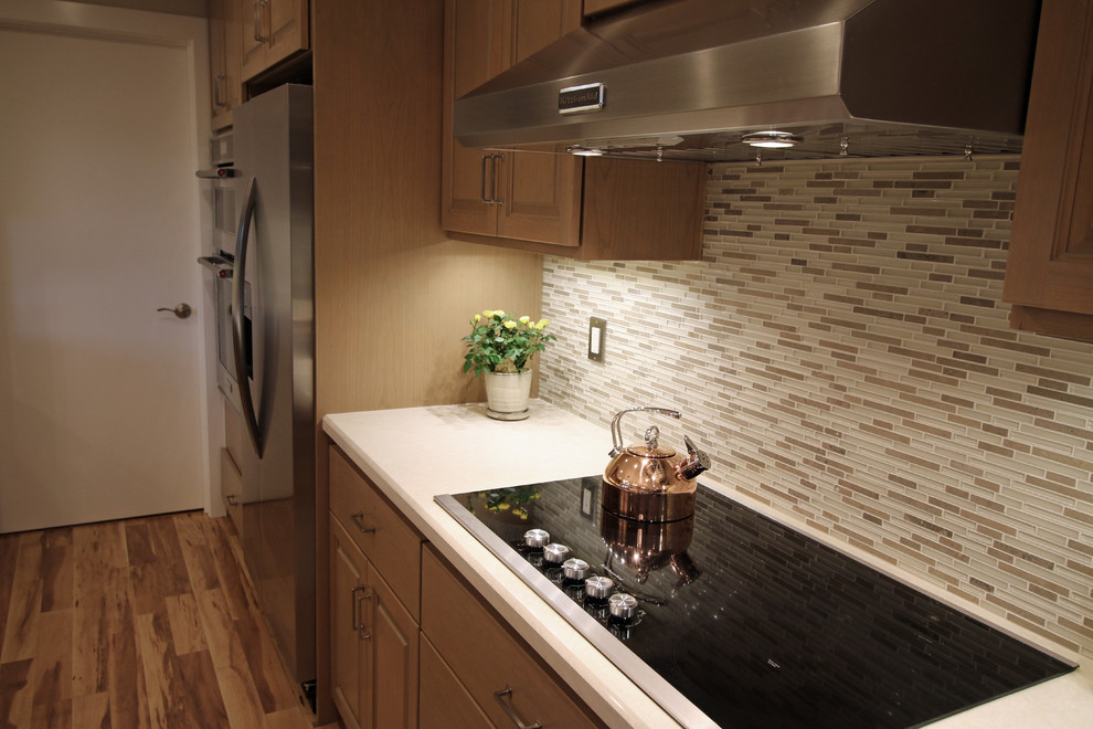 Transitional kitchen photo in Sacramento