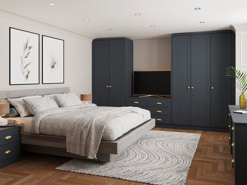 Diseño de dormitorio principal de estilo de casa de campo grande con suelo de madera clara