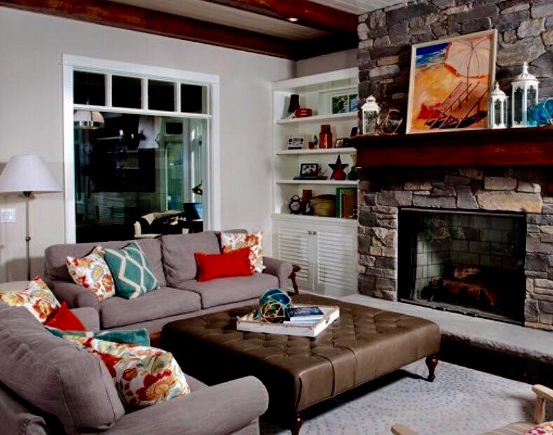 Example of a transitional home design design in Chicago