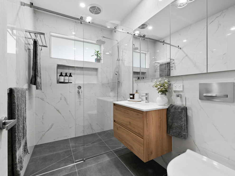 Design ideas for a modern bathroom in Melbourne.