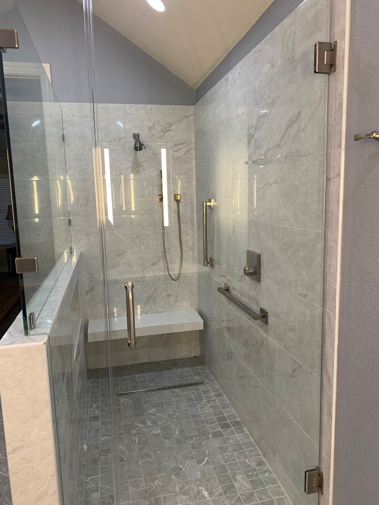 Idéer för att renovera ett mellanstort vintage vit vitt en-suite badrum, med skåp i shakerstil, blå skåp, en dubbeldusch, grå kakel, porslinskakel, grå väggar, klinkergolv i porslin, ett undermonterad handfat, bänkskiva i kvarts, grått golv och dusch med gångjärnsdörr