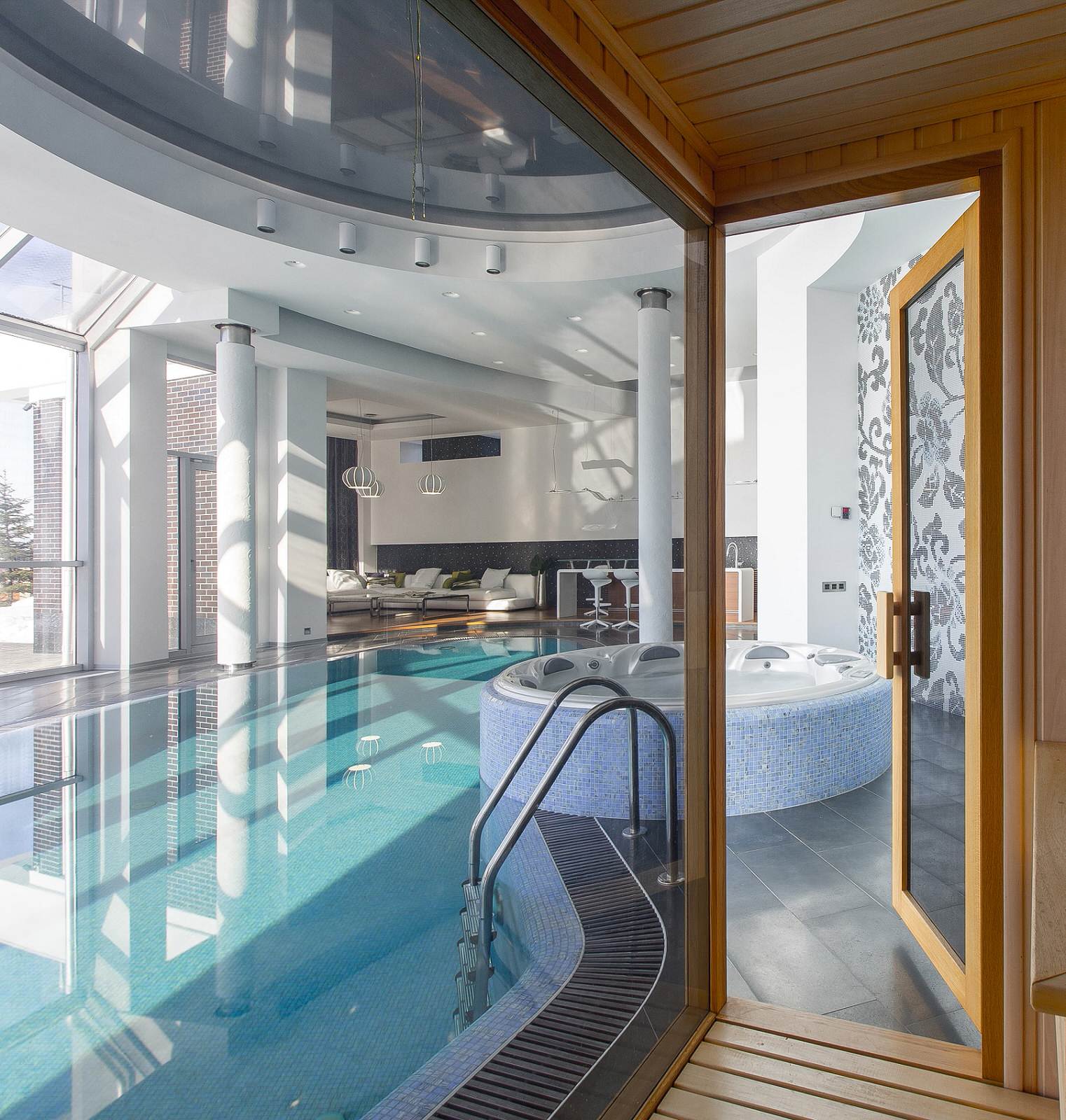 Дом с бассейном