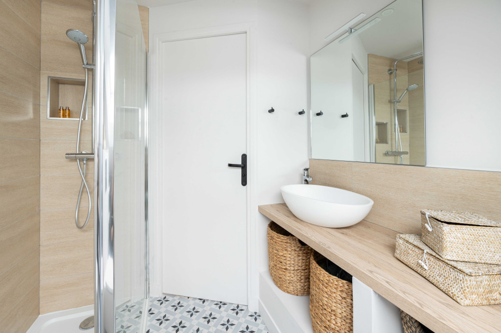 Immagine di una piccola stanza da bagno con doccia industriale con nessun'anta, ante in legno chiaro, doccia aperta, WC sospeso, lavabo da incasso, top in laminato, un lavabo e mobile bagno sospeso