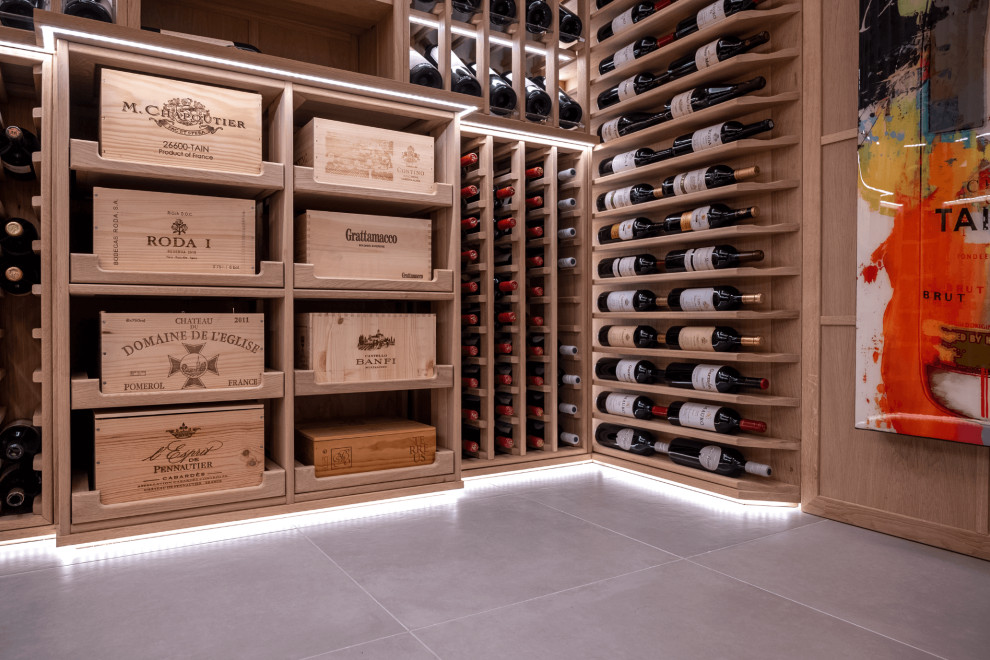 Aménagement d'une cave à vin moderne de taille moyenne avec un sol en marbre, des casiers et un sol gris.