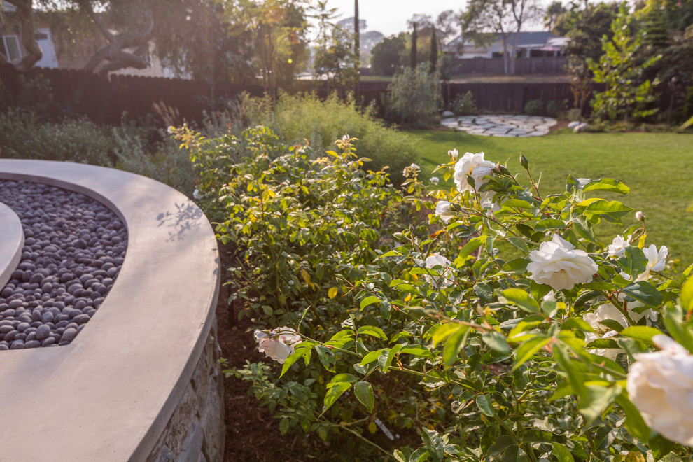 Design ideas for a rustic landscaping in San Diego.