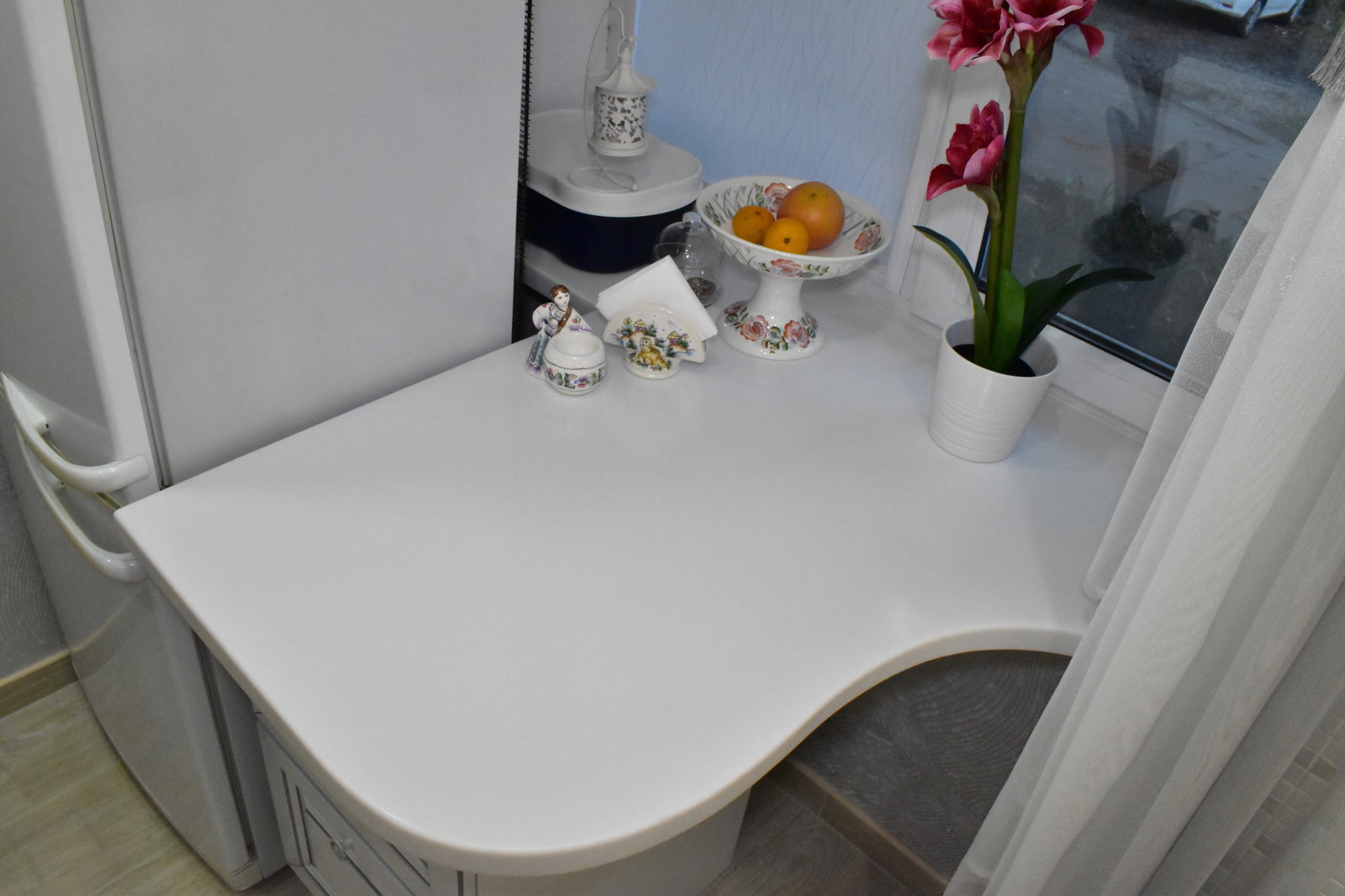 Кухня из массива бука, модель ЭКО в белом цвете с серебряной патиной