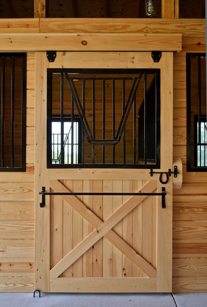 Example of a mid-sized transitional home design design