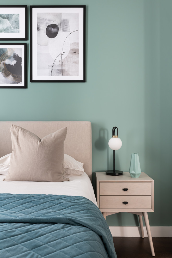 Идея дизайна: хозяйская спальня среднего размера в скандинавском стиле с синими стенами, полом из винила и коричневым полом