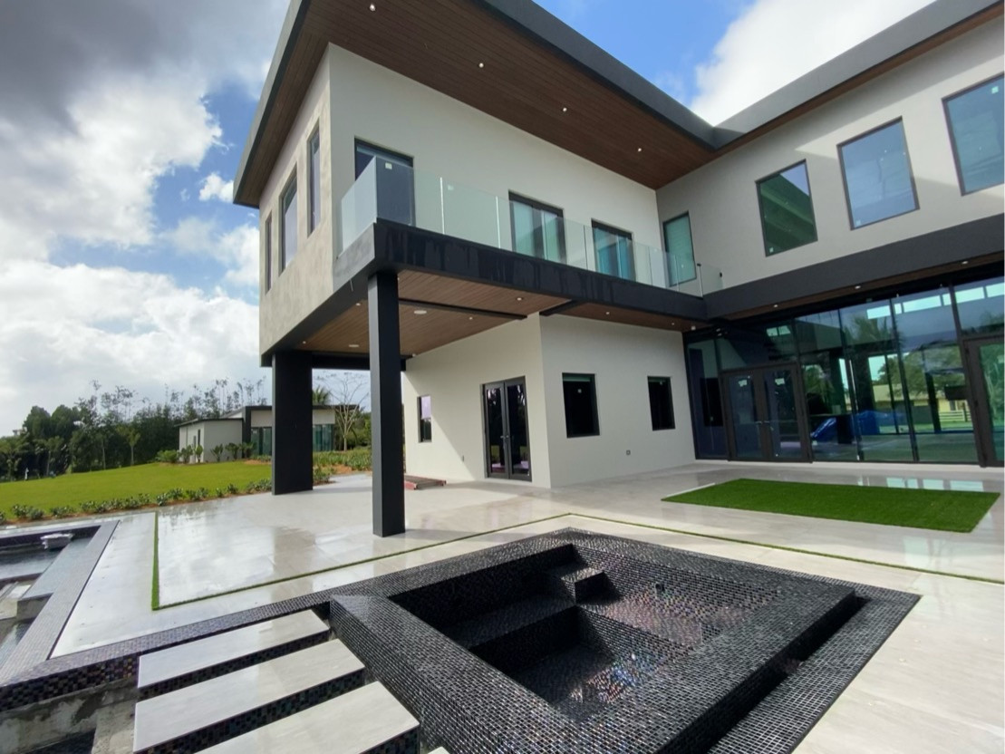 SW Modern - Back Patio and Pool Area