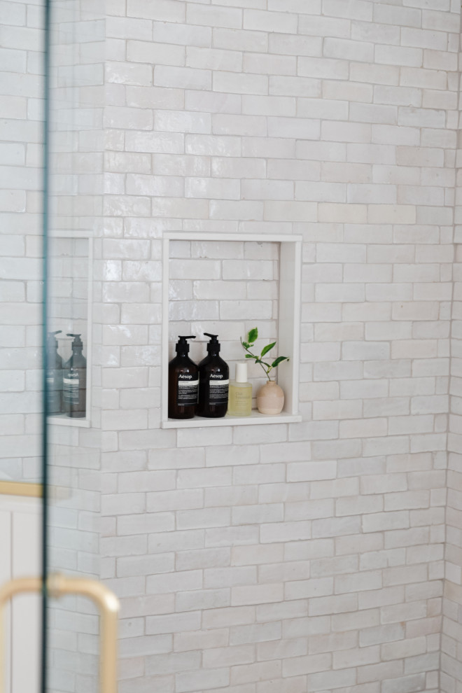Inspiration för mellanstora klassiska grått badrum, med skåp i ljust trä, en hörndusch, en toalettstol med separat cisternkåpa, vit kakel, perrakottakakel, vita väggar, tegelgolv, marmorbänkskiva, rött golv och dusch med gångjärnsdörr