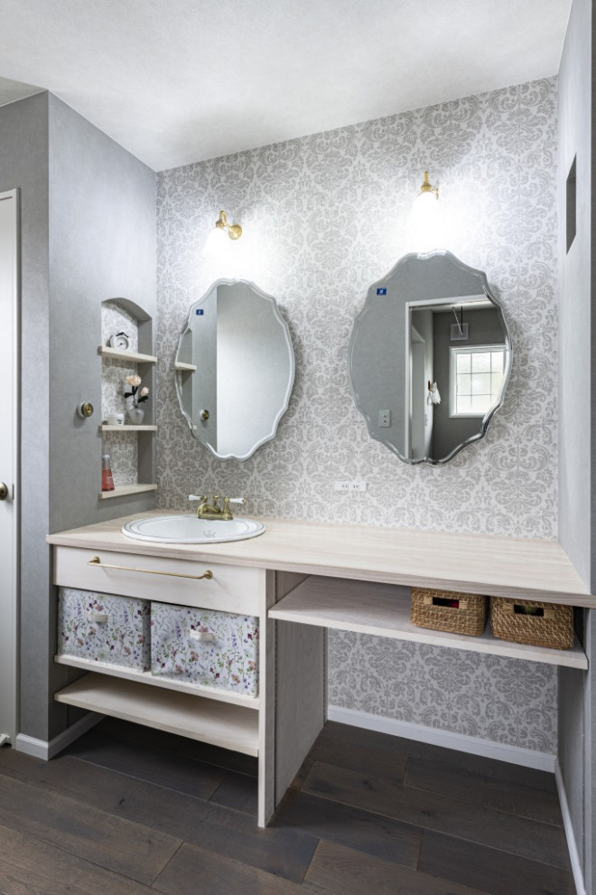 Idéer för att renovera ett shabby chic-inspirerat toalett, med öppna hyllor och träbänkskiva