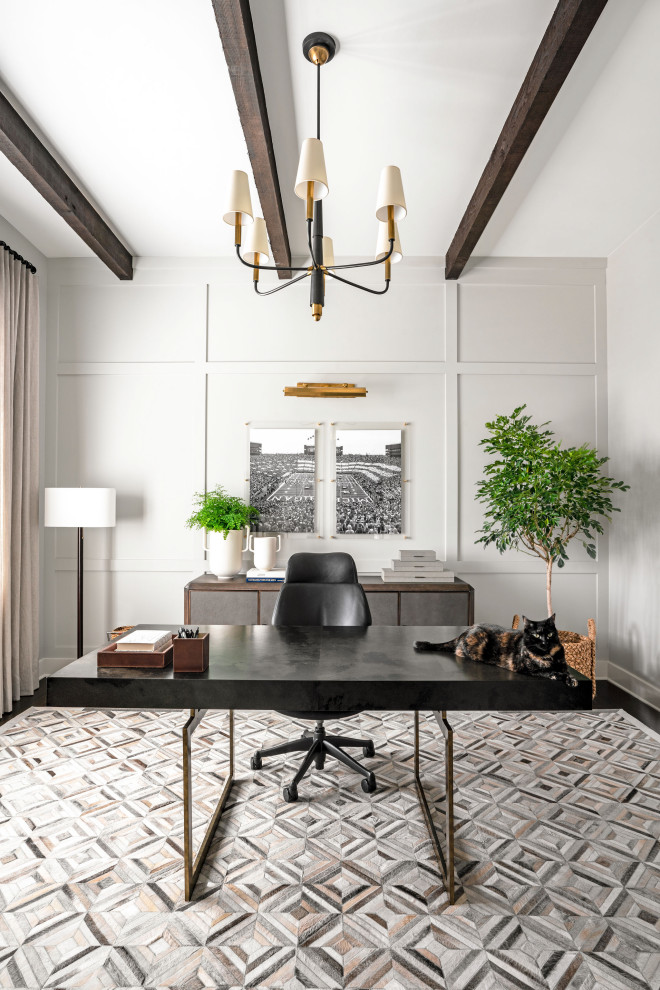 Foto de despacho campestre de tamaño medio con paredes grises, suelo de madera oscura, escritorio independiente, vigas vistas y panelado